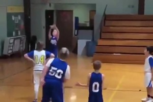 外网爆火视频，篮球场上很有爱的一幕